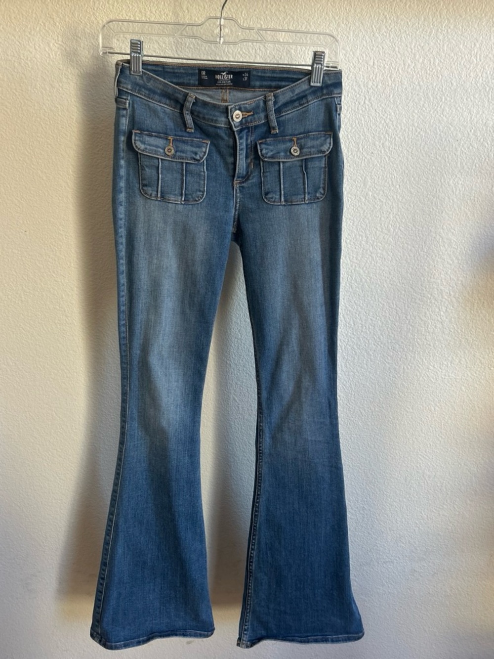 EUC Hollister low rise flare jeans with pockets size 24